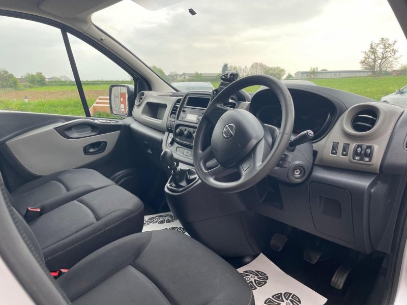 NISSAN NV300