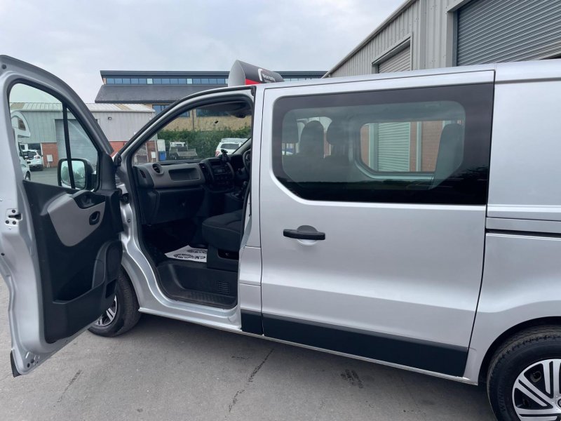 NISSAN NV300