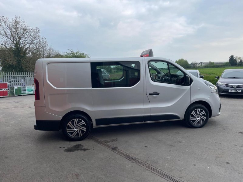 NISSAN NV300