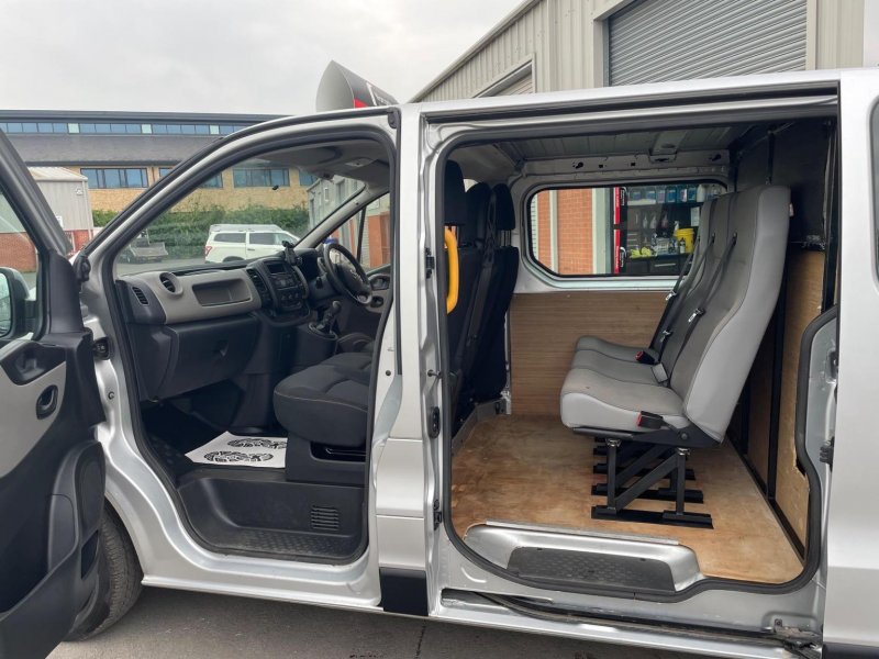 NISSAN NV300