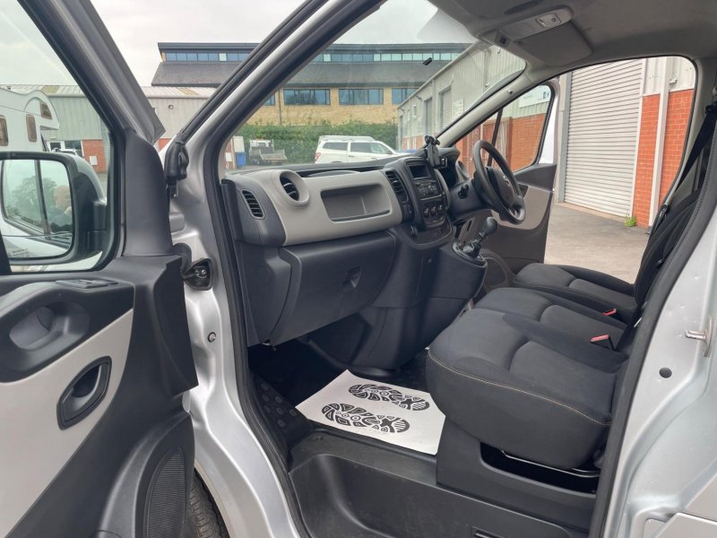 NISSAN NV300